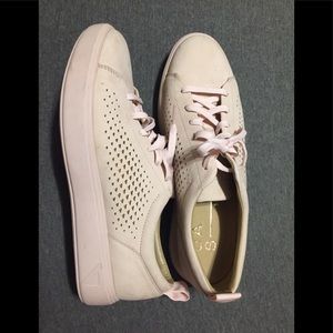 Under armour kicks